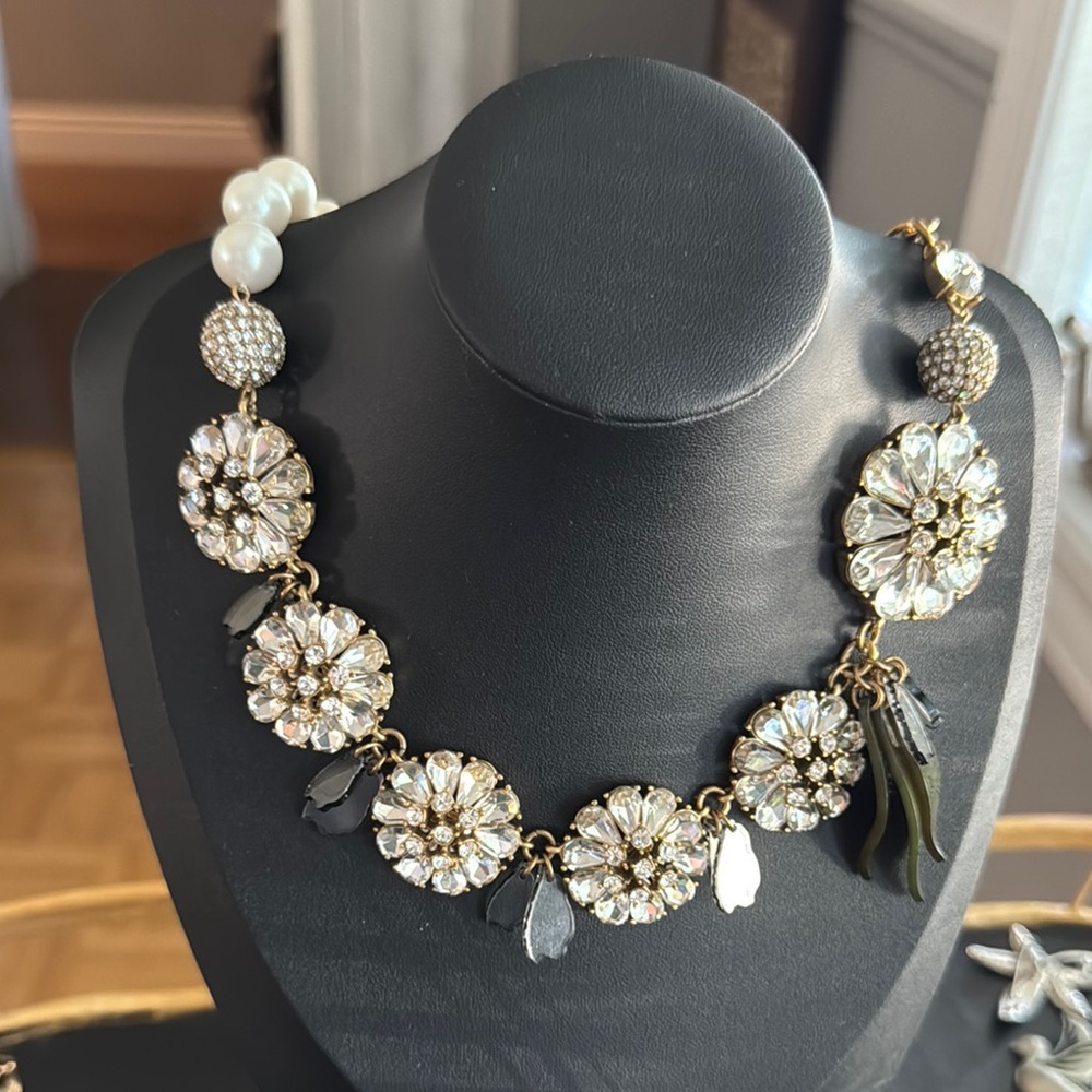 Ann Taylor Necklace w Rhinestone Flowers Dangly Lucite Leaves & Faux Pearls